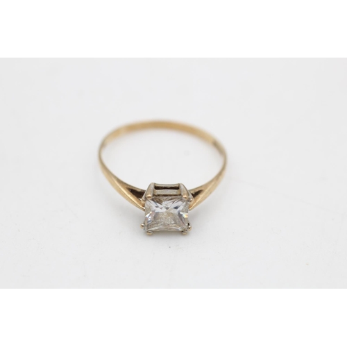 89 - A 9ct gold princess cut clear gemstone solitaire ring, size P½ - approx. gross weight 1.5 grams