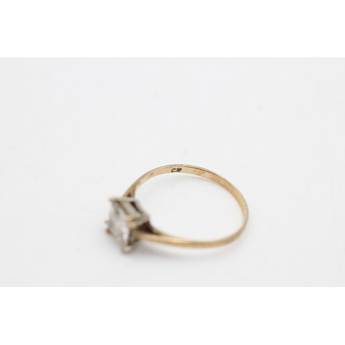 89 - A 9ct gold princess cut clear gemstone solitaire ring, size P½ - approx. gross weight 1.5 grams