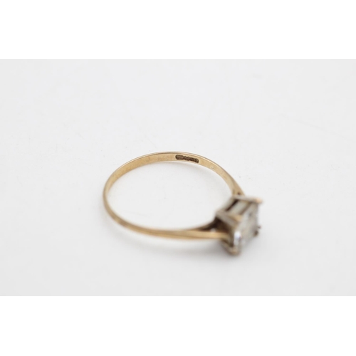 89 - A 9ct gold princess cut clear gemstone solitaire ring, size P½ - approx. gross weight 1.5 grams