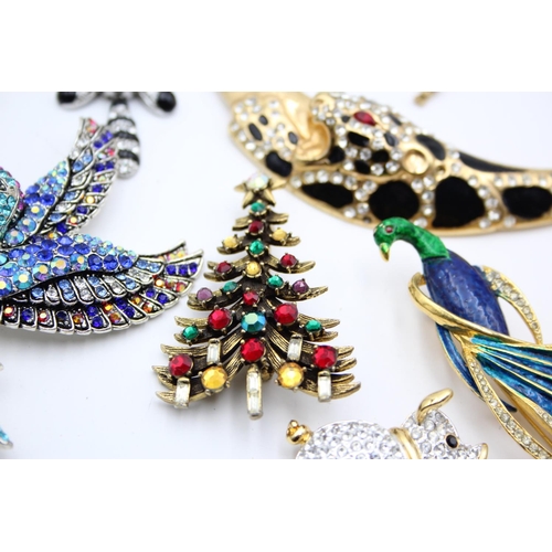 106 - Seventeen pieces of statement costume jewellery to include necklaces, brooches etc.