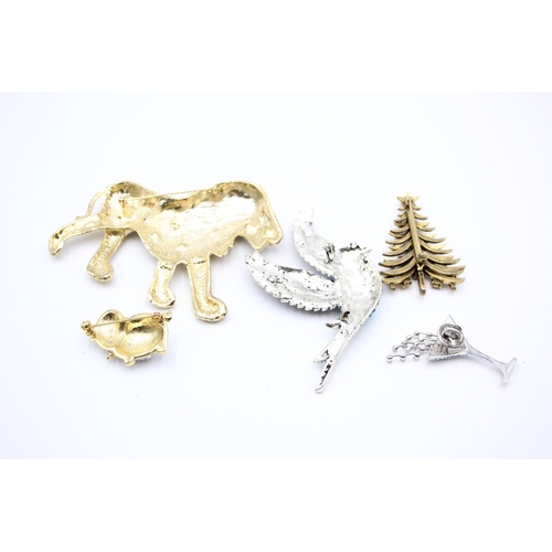 106 - Seventeen pieces of statement costume jewellery to include necklaces, brooches etc.