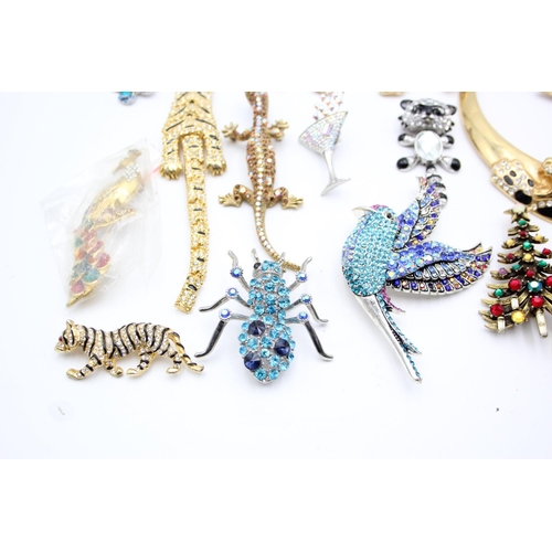 106 - Seventeen pieces of statement costume jewellery to include necklaces, brooches etc.