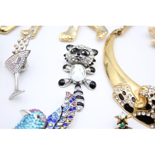 106 - Seventeen pieces of statement costume jewellery to include necklaces, brooches etc.