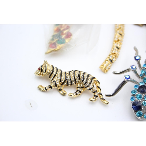 106 - Seventeen pieces of statement costume jewellery to include necklaces, brooches etc.