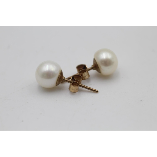 100 - A pair of 9ct gold cultured pearl stud earrings - approx. gross weight 1.9 grams