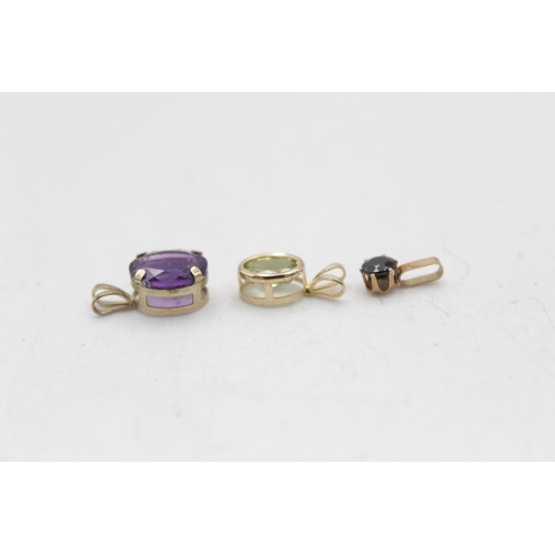 103 - Three 9ct gold gemstone pendants, one amethyst, one sapphire and one peridot - approx. gross weight ... 