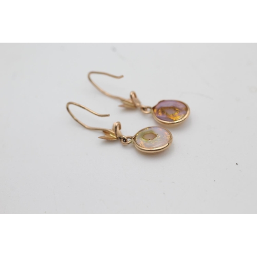 11 - A pair of 9ct gold wire foiled glass drop earrings - approx. gross weight 1.8 grams