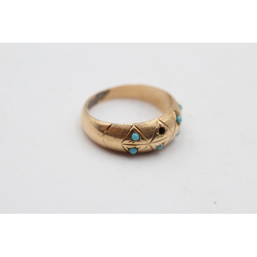 128 - An 18ct gold turquoise set ring, size O½ - approx. gross weight 2 grams