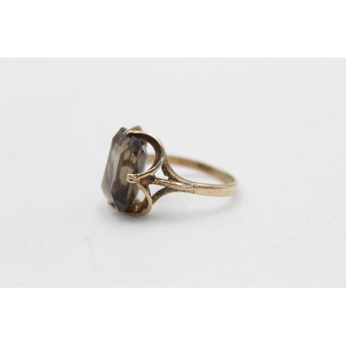 135 - A 9ct gold smoky quartz cocktail ring, size O - approx. gross weight 4.3 grams