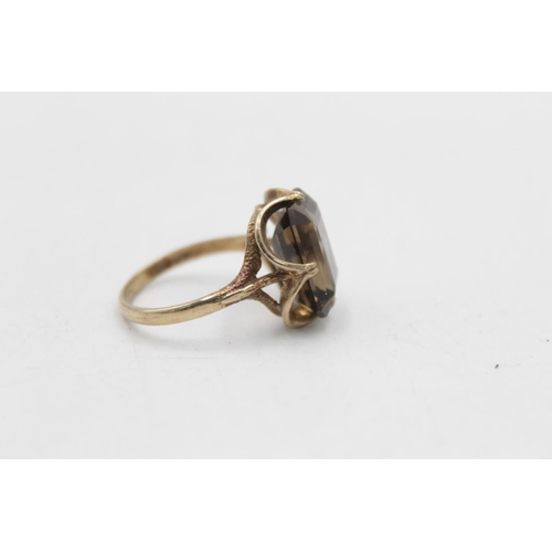 135 - A 9ct gold smoky quartz cocktail ring, size O - approx. gross weight 4.3 grams