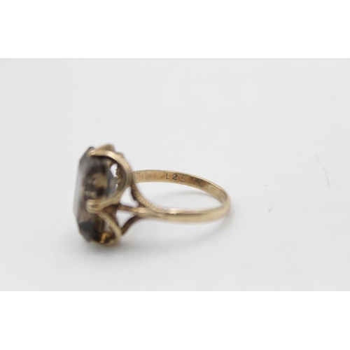 135 - A 9ct gold smoky quartz cocktail ring, size O - approx. gross weight 4.3 grams