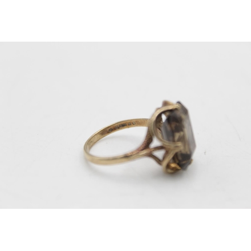 135 - A 9ct gold smoky quartz cocktail ring, size O - approx. gross weight 4.3 grams