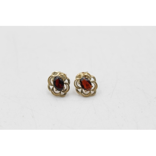 139 - Two pairs of 9ct gold gemstone earrings, one garnet stud and one amethyst drop - approx. gross weigh... 