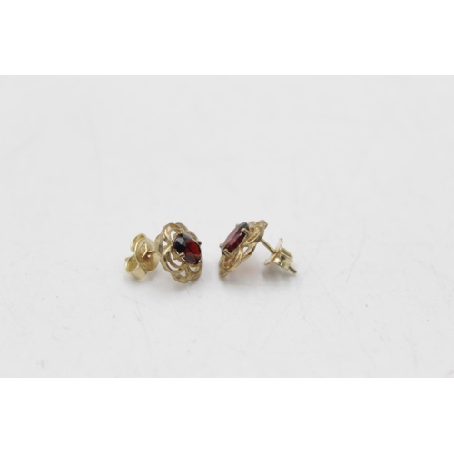 139 - Two pairs of 9ct gold gemstone earrings, one garnet stud and one amethyst drop - approx. gross weigh... 