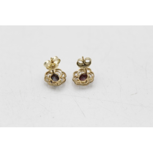 139 - Two pairs of 9ct gold gemstone earrings, one garnet stud and one amethyst drop - approx. gross weigh... 