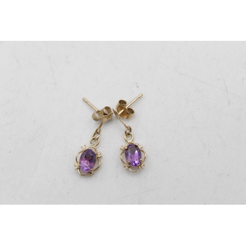 139 - Two pairs of 9ct gold gemstone earrings, one garnet stud and one amethyst drop - approx. gross weigh... 