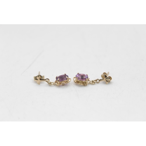 139 - Two pairs of 9ct gold gemstone earrings, one garnet stud and one amethyst drop - approx. gross weigh... 