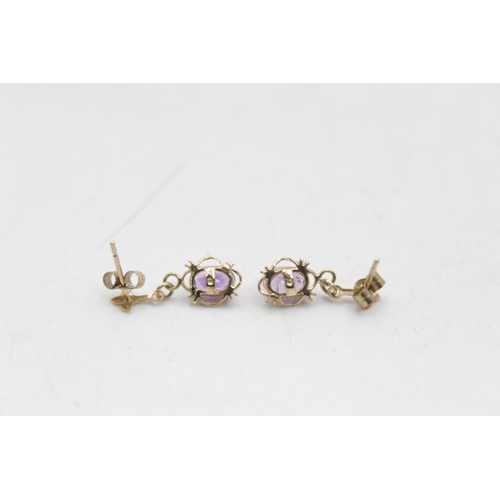 139 - Two pairs of 9ct gold gemstone earrings, one garnet stud and one amethyst drop - approx. gross weigh... 