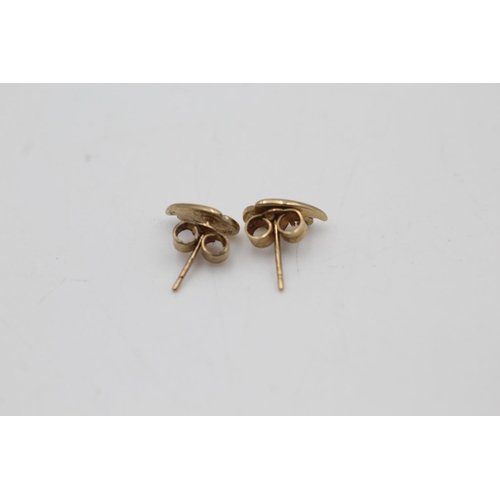 156 - A pair of 9ct gold leaf stud earrings - approx. gross weight 1 gram