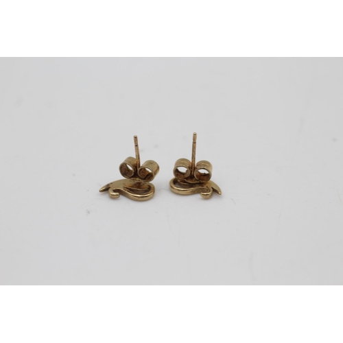 156 - A pair of 9ct gold leaf stud earrings - approx. gross weight 1 gram