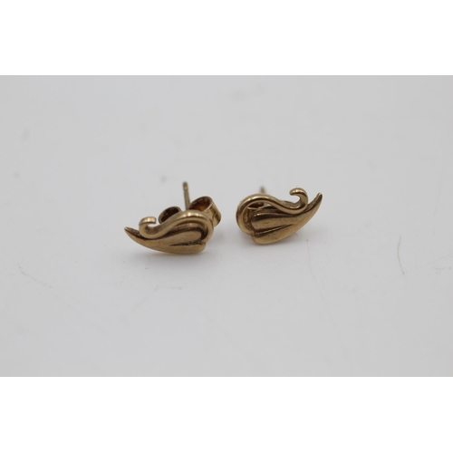 156 - A pair of 9ct gold leaf stud earrings - approx. gross weight 1 gram