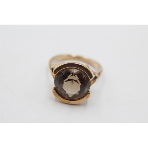 16 - A 14ct gold smoky quartz cocktail ring, size N - approx. gross weight 4.4 grams