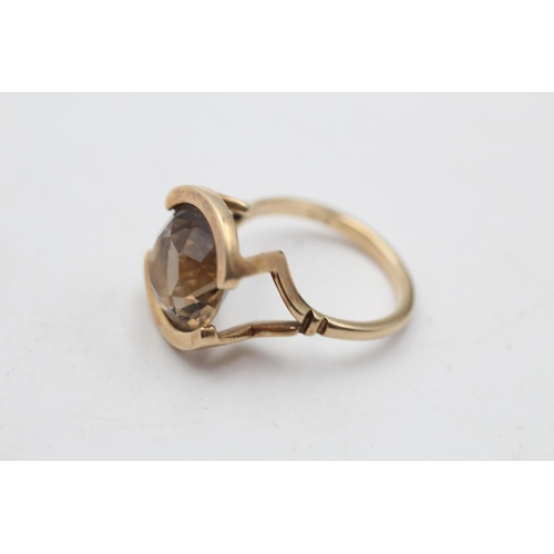 16 - A 14ct gold smoky quartz cocktail ring, size N - approx. gross weight 4.4 grams