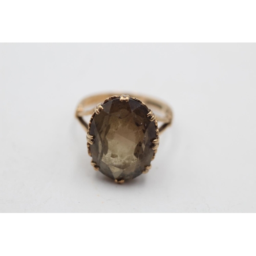 17 - A 9ct gold smoky quartz cocktail ring, size N½ - approx. gross weight 4.6 grams