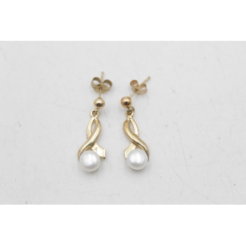 170 - Two pairs of 9ct gold pearl drop earrings, one screw back and one butterfly back - approx. gross wei... 