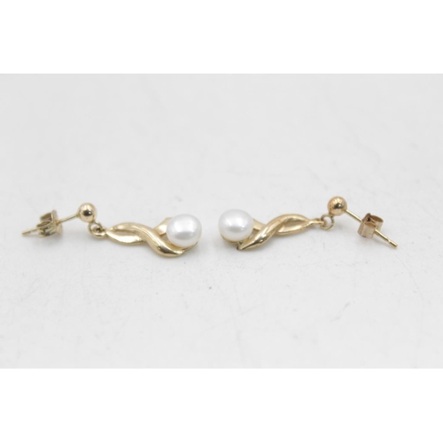 170 - Two pairs of 9ct gold pearl drop earrings, one screw back and one butterfly back - approx. gross wei... 