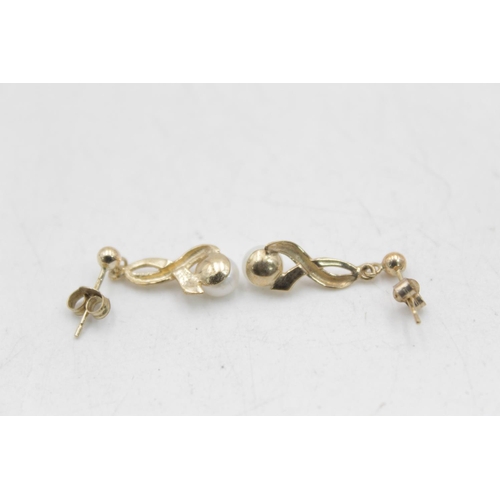 170 - Two pairs of 9ct gold pearl drop earrings, one screw back and one butterfly back - approx. gross wei... 