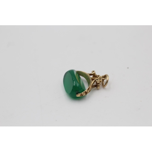 171 - A 9ct gold chrysoprase spinning fob - approx. gross weight 2.7 grams