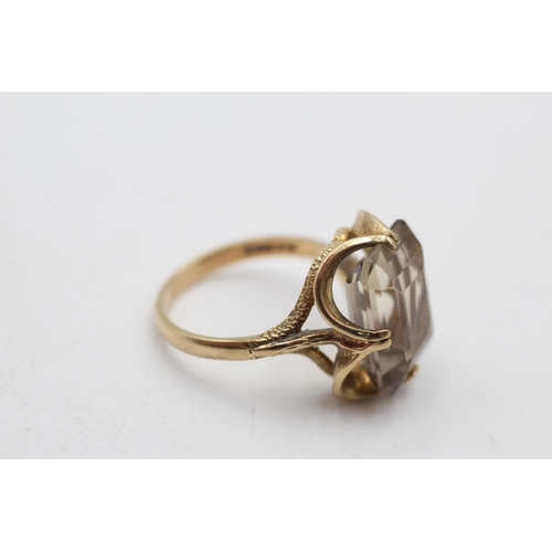 174 - A 9ct gold smoky quartz cocktail ring, size M - approx. gross weight 4.4 grams