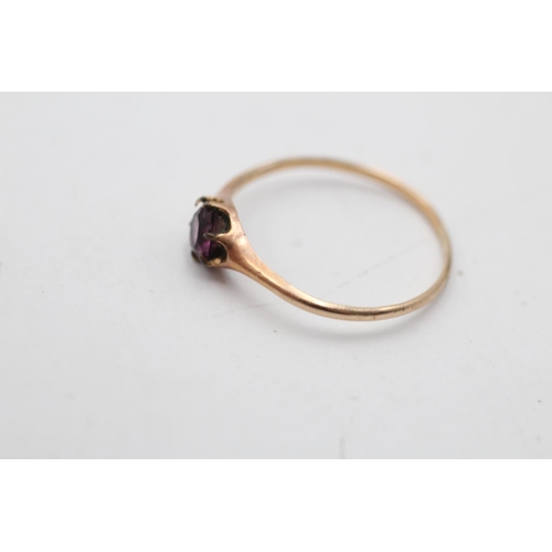 177 - A 9ct gold purple paste claw set ring, size S½ - approx. gross weight 0.9 grams