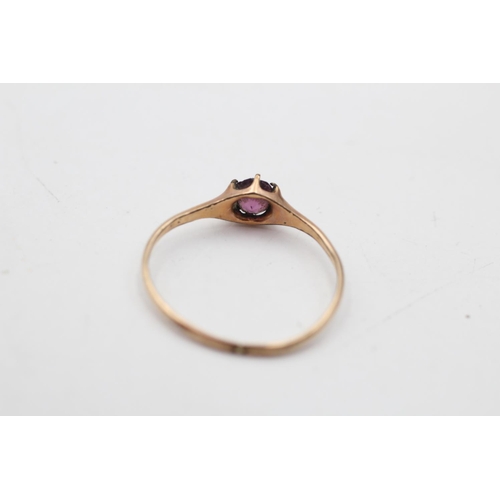 177 - A 9ct gold purple paste claw set ring, size S½ - approx. gross weight 0.9 grams