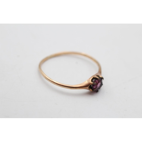 177 - A 9ct gold purple paste claw set ring, size S½ - approx. gross weight 0.9 grams