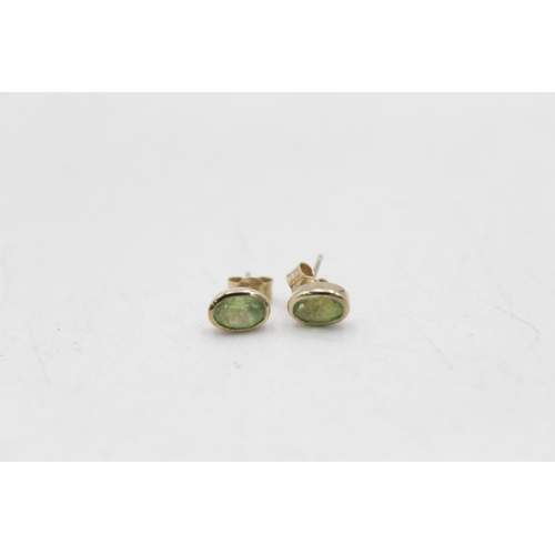 22 - A 9ct gold peridot stud earrings and pendant set - approx. gross weight 1.7 grams