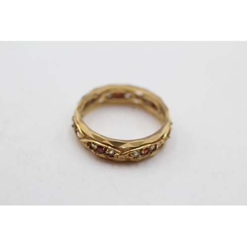 24 - A 9ct gold garnet and clear gemstone eternity ring, size K½ - approx. gross weight 2.3 grams