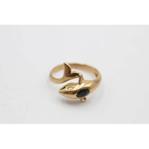 41 - A 9ct gold sapphire dolphin ring, size L½ - approx. gross weight 1.8 grams