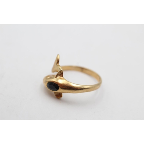 41 - A 9ct gold sapphire dolphin ring, size L½ - approx. gross weight 1.8 grams