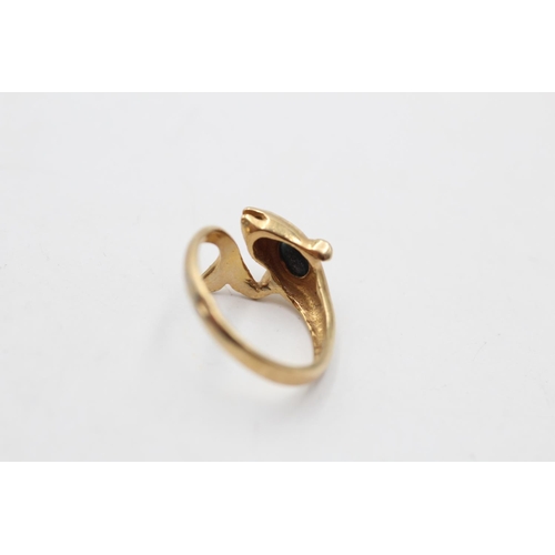 41 - A 9ct gold sapphire dolphin ring, size L½ - approx. gross weight 1.8 grams