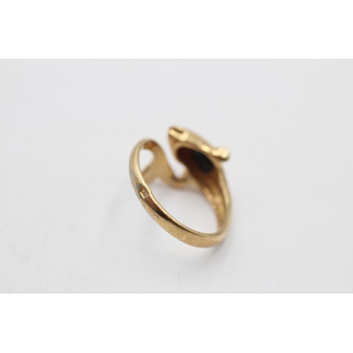 41 - A 9ct gold sapphire dolphin ring, size L½ - approx. gross weight 1.8 grams