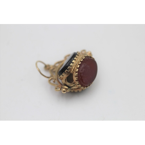 46 - A 9ct gold onyx, bloodstone and carnelian swivel fob - approx. gross weight 2.6 grams