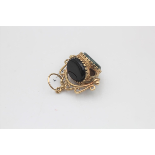 46 - A 9ct gold onyx, bloodstone and carnelian swivel fob - approx. gross weight 2.6 grams