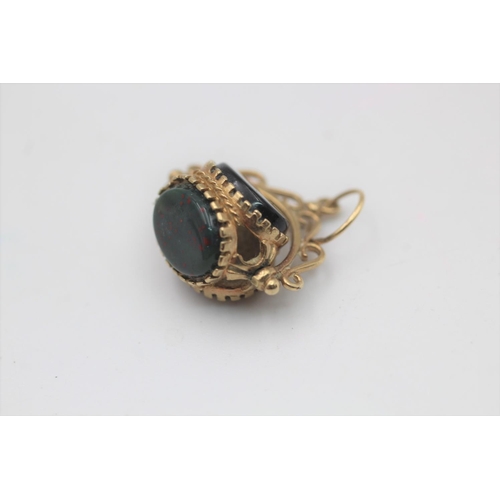 46 - A 9ct gold onyx, bloodstone and carnelian swivel fob - approx. gross weight 2.6 grams