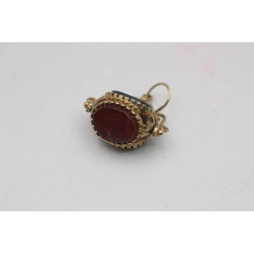 46 - A 9ct gold onyx, bloodstone and carnelian swivel fob - approx. gross weight 2.6 grams