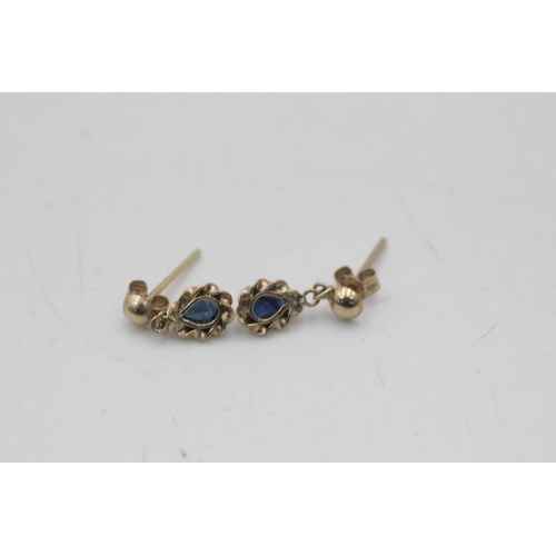 6 - Two pairs of 9ct gold gemstone teardrop earrings, one garnet and one sapphire - approx. gross weight... 