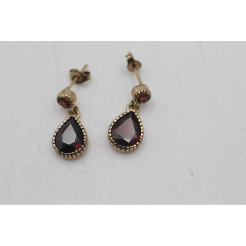 6 - Two pairs of 9ct gold gemstone teardrop earrings, one garnet and one sapphire - approx. gross weight... 