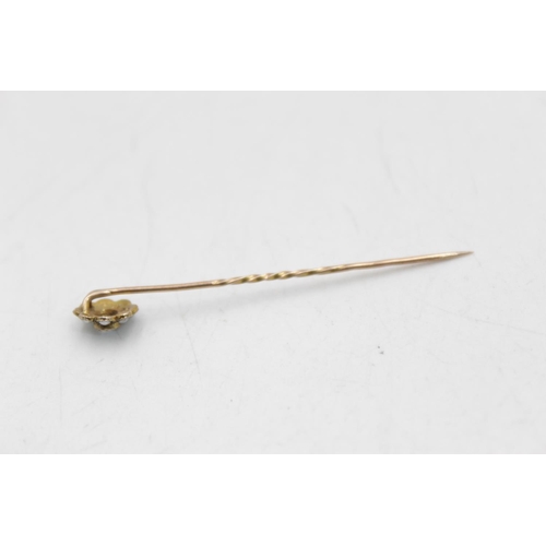 67 - An antique 9ct gold sapphire and seed pearl tie pin - approx. gross weight 0.5 grams