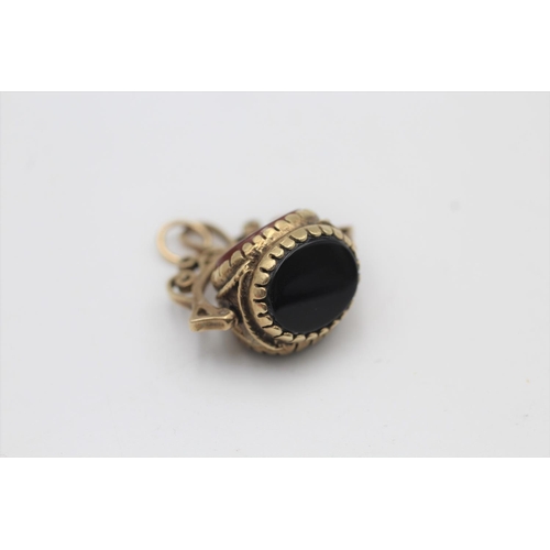 68 - A 9ct gold onyx, tigerseye and carnelian swivel fob - approx. gross weight 5.4 grams